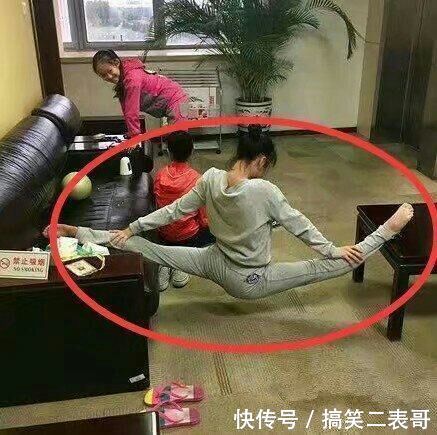 姑娘不去健身房,在家一样练习一字马