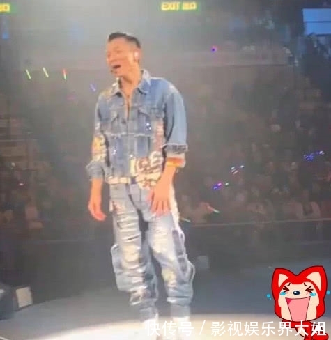 57岁刘德华开演唱会,穿上破洞裤帅气依旧,却苍