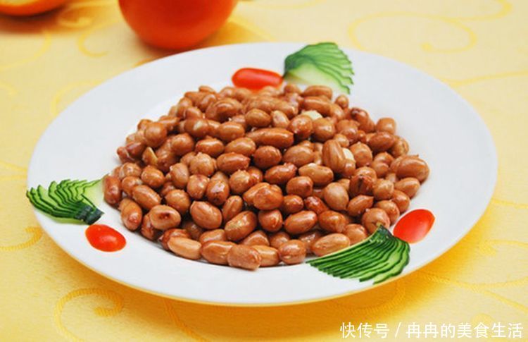 老厨娘说漏嘴:炒花生米时,只需多加这一步,放上