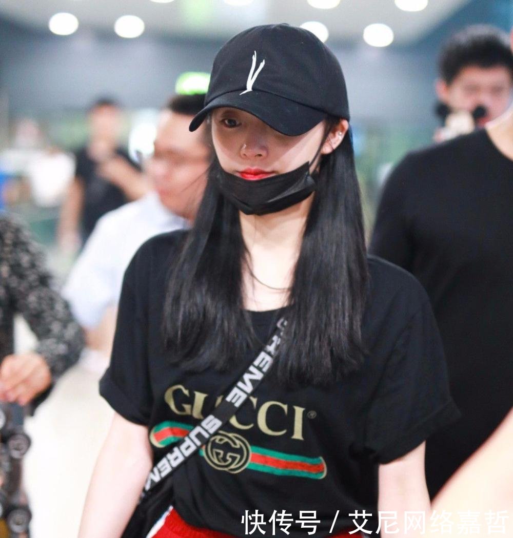 周洁琼穿黑T配红色运动裤现身打扮低调不失潮