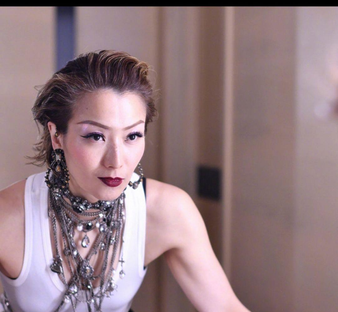 到底是爱得有多深,郑秀文才会选择一次又一次