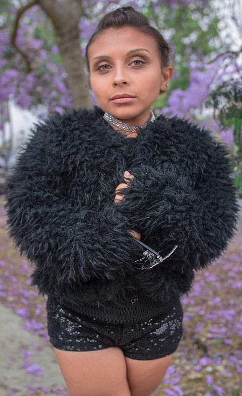 美国袖珍模特身高1米 自信呼吁性感无身高限