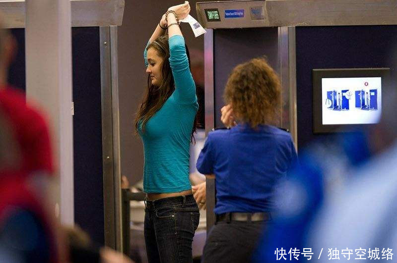 女子过安检，胸部大引起注意，脱掉后安检人员傻眼了！