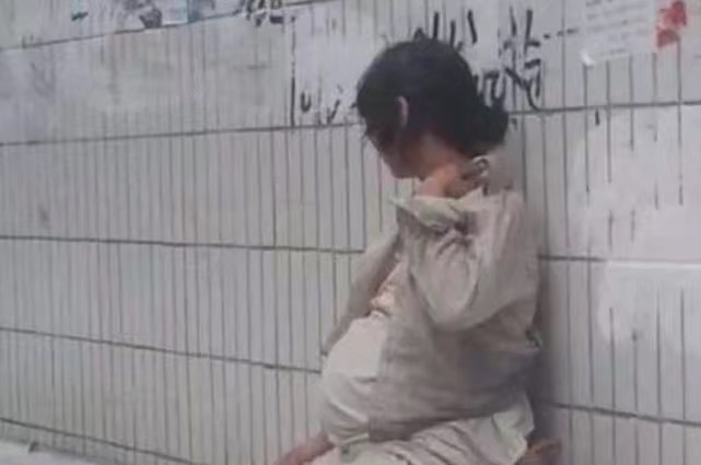 孕妇坐在街边独自哭泣,原因是和男友吵架被赶