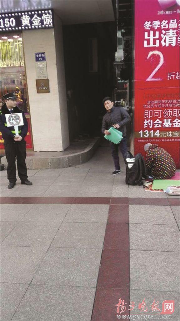 【转】北京时间 男子跪地乞讨 城管协管员一旁举牌:诈骗请小心 - 妙康居士 - 妙康居士~晴樵雪读的博客 【转】北京时间 男子跪地乞讨 城管协管员一旁举牌:诈骗请小心 - 妙康居士 - 妙康居士~晴樵雪读的博客