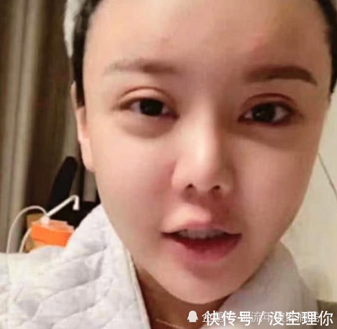 韩安冉穿睡衣素颜直播,开口说话时亮了,网友:那