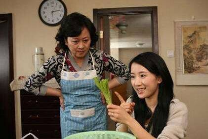 城里小伙爱上农村妹,傲慢母亲坚决反对,最终还是给儿媳妇认错