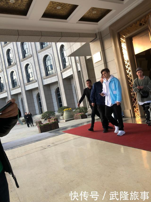 罗志祥、迪丽热巴、王迅现身重庆武隆,是旅游