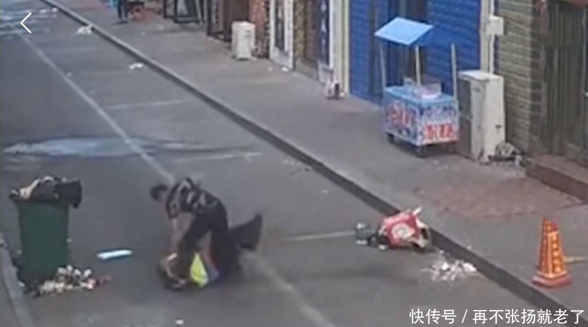 男子乱丢垃圾,街头殴打环卫工大叔,路过小伙见