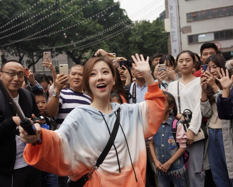 冯提莫最新单曲《青空》好评不断 长假在家乡重庆地标拍视频
