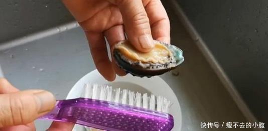 4个鲍鱼,不蒸不炖,简单一做,营养又美味,再懒的人也学得会! 新利18体育在线