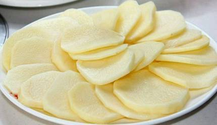 把土豆片贴在眼睛上,没想到还有这个奇效,学到