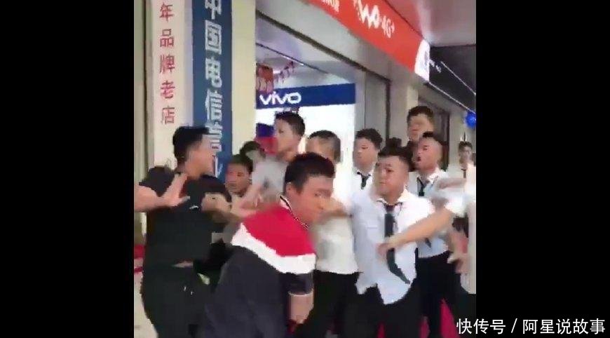 广州一手机店签名送手机, 两男子签名后被强迫