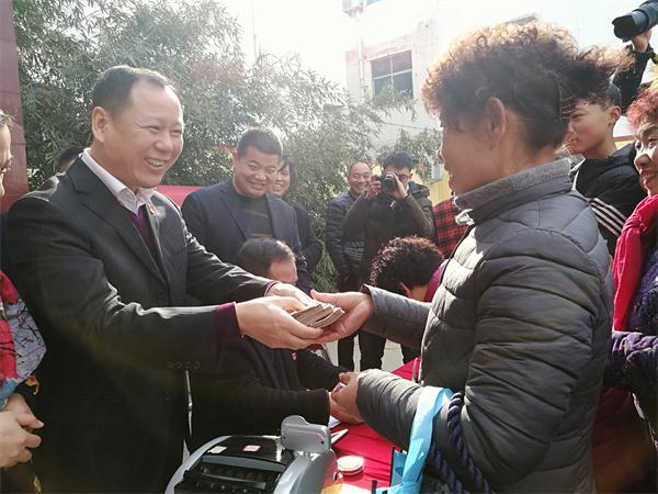 【新春走基层】漯河市姬崔村一次性给村民\"发红包\"330余万 让