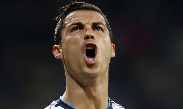 C罗的粉丝要疯了,梅西都比不上他,不愧是最强