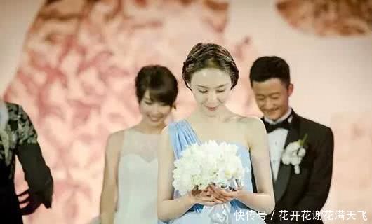 当红小花郑爽和李沁同穿蓝色礼服,一个小家碧