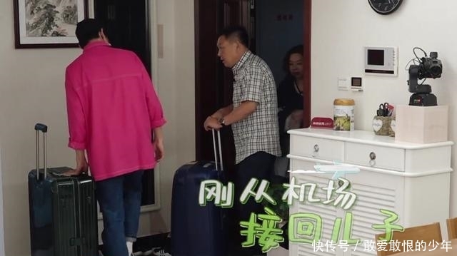 把拖把放到洗碗槽里洗!魏大勋一家告诉你:男人做家务可以多离谱 把拖把放到洗碗槽里洗!魏大勋一家告诉你:男人做家务可以多离谱