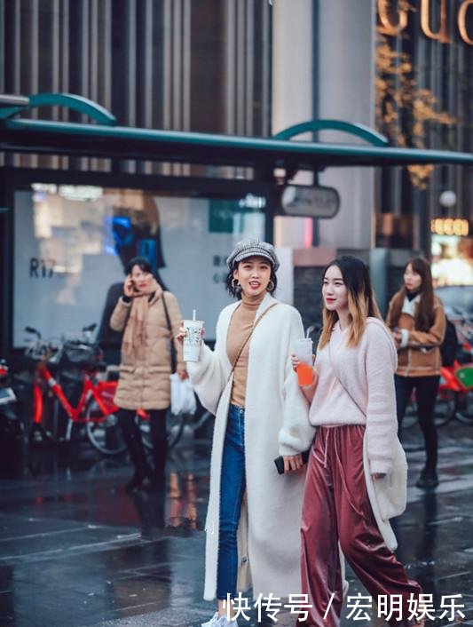 街拍北京三里屯逛街的时尚姑娘,姣好的身材走