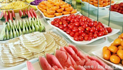 韩国人来中国吃自助的餐,专门对水果下筷子,在