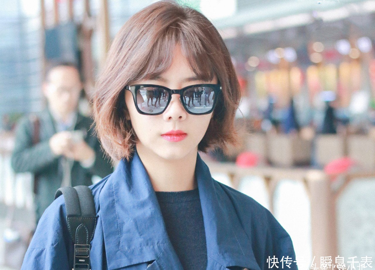 暖心!谭松韵现身机场,粉丝不拍照不录像,默默跟