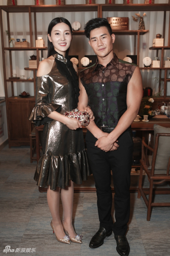 新浪娱乐讯 5月25日,《小兵张嘎》主演谢孟伟携新婚妻子出席某品牌