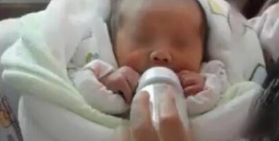 1岁大宝宝小肠坏死,只因奶奶这样冲奶粉,医生怒斥奶奶糊涂