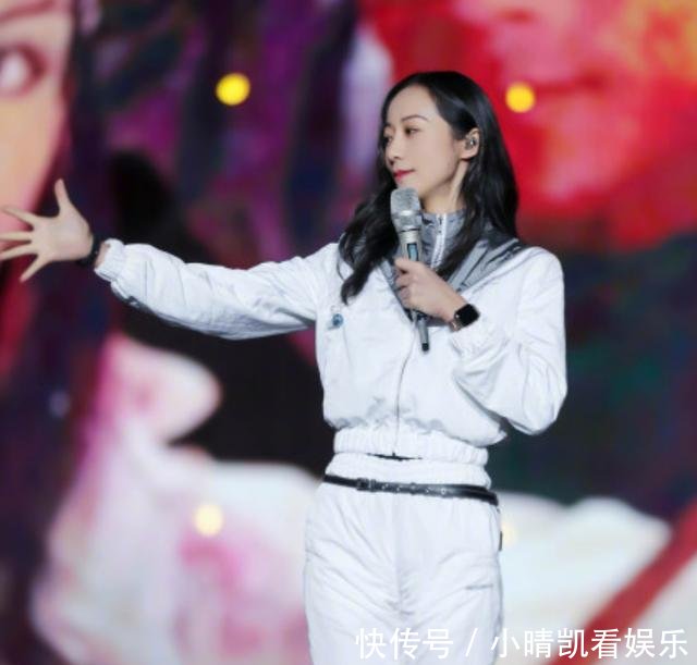 李晨低调复工, 与韩雪同台献唱, 俩人穿着反季节