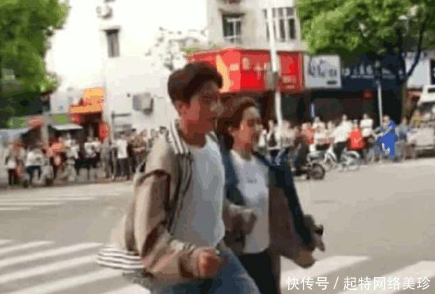 杨紫又换男友了,和他穿同款鞋子举止亲昵,邓