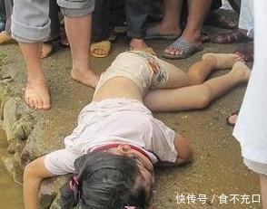 女子游泳昏迷，小伙为救她给她人工呼吸，给她吹气时让人傻了眼