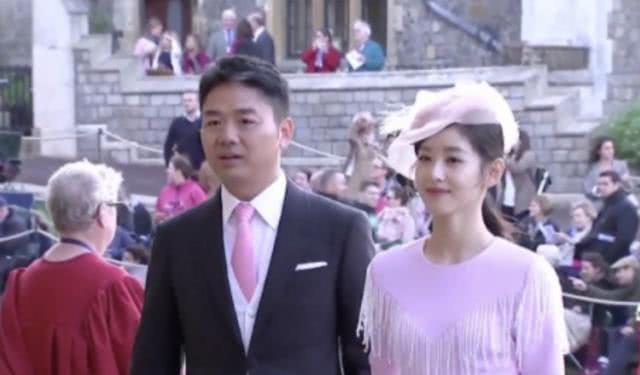 刘强东夫妇现身英国王室婚礼被疑蹭红毯，王室回应：不评论