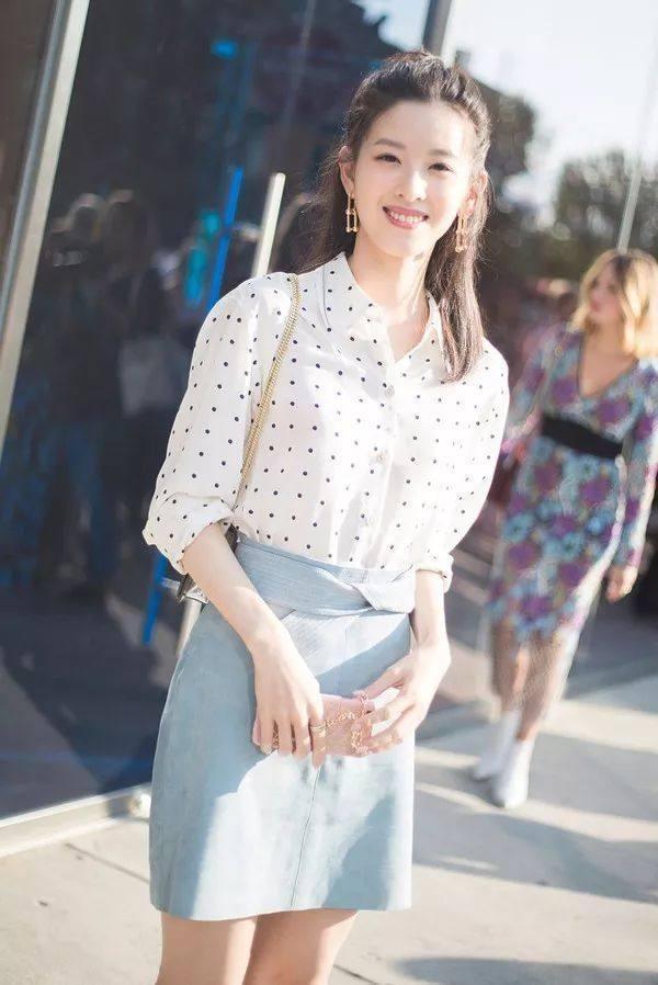 章泽天出席活动,穿吊带蕾丝裙清纯又显气质,天