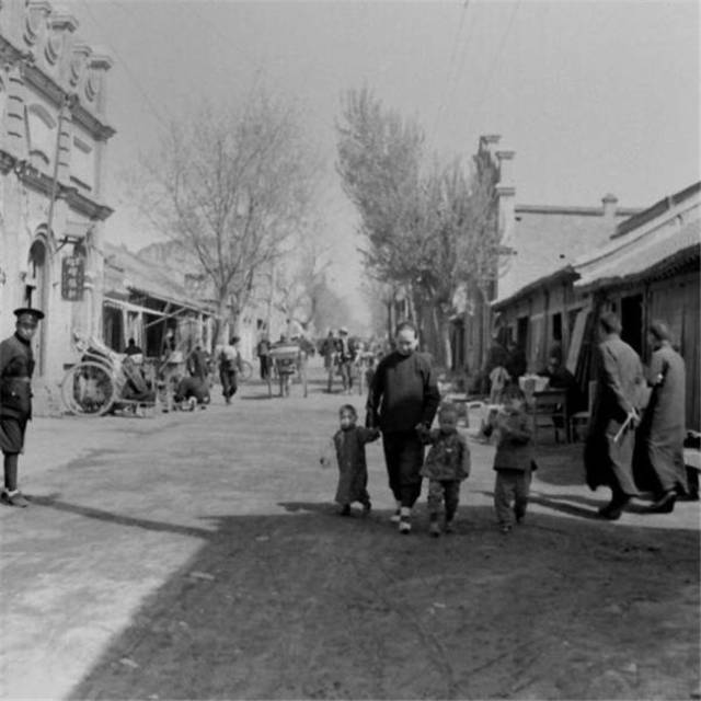 气愤,这是一组抗战时期被日本粉饰日占区的老