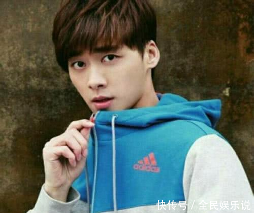 李易峰和罗晋同穿红色毛衣,他俏皮阳光,他帅气