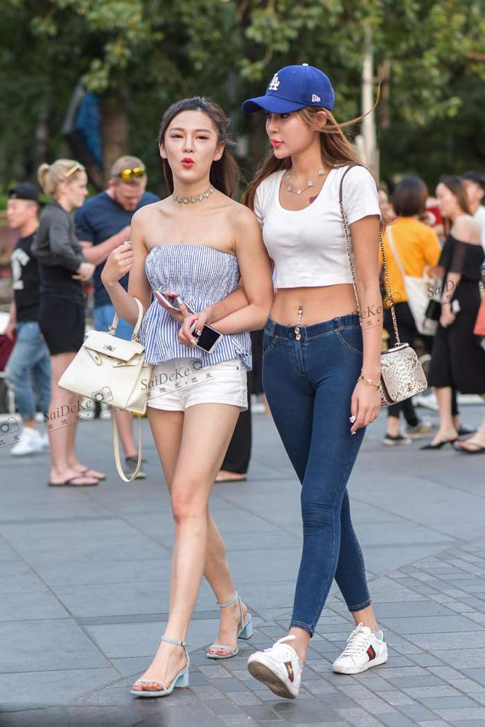 小羽街拍:紧身牛仔裤美女,高仿版的Angelababy