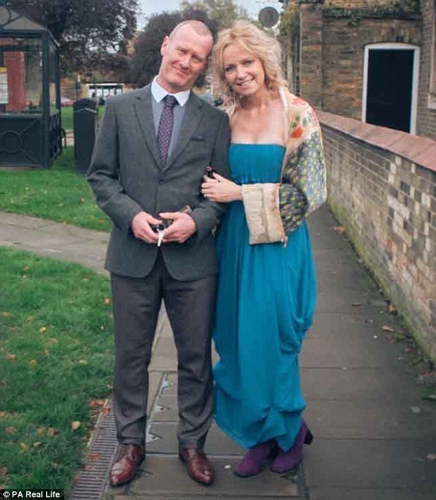 女子切除乳腺后拍“无胸”写真 微笑面对