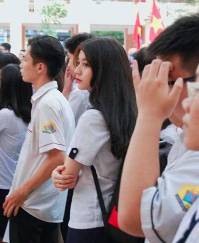 搞笑GIF:妹子虽然你有一双大白腿,但我不是来看你的