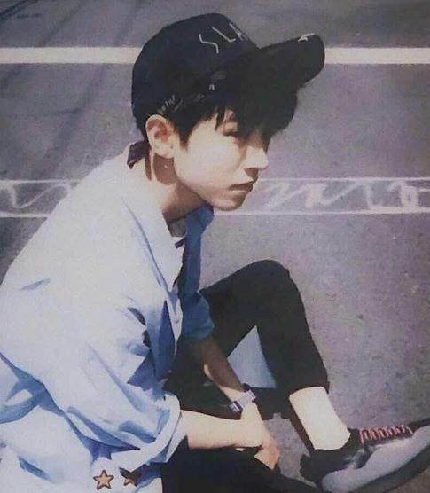 日本偶遇王俊凯喂鹿,戴着眼镜,斯文安静,如漫画