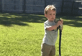 搞笑GIF:妹子虽然你有一双大白腿,但我不是来看你的