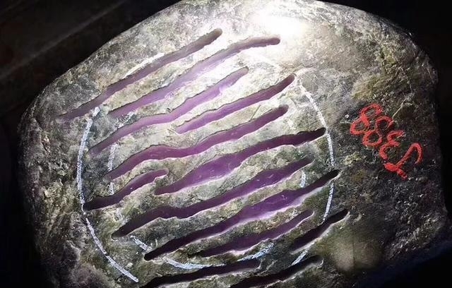 姑娘咬牙拿下一块大原石,一刀切开之后兴奋不已,看到成品蹦起来 永盈会真人娱乐