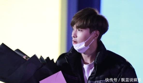 粉丝身穿霸王龙服装在街头跳舞, 张艺兴微博