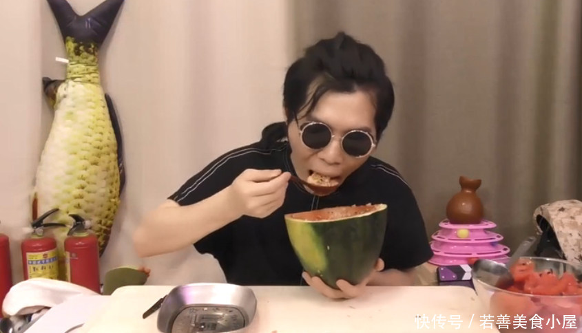 墨镜小哥试吃草莓音乐节爆红美食西瓜拌饭,特