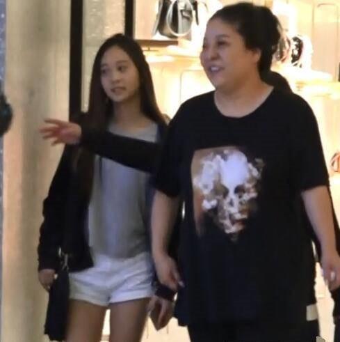 李连杰和黄秋燕生的女儿,跟利智生的女儿,同父不同命现状差距大