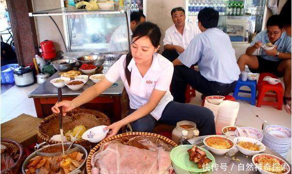 街头摆摊的农村姑娘，最后一个颜值超高，像一位明星