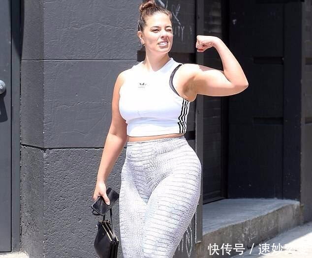 大码超模格林汉姆健身完毕清凉出街! 全身都是