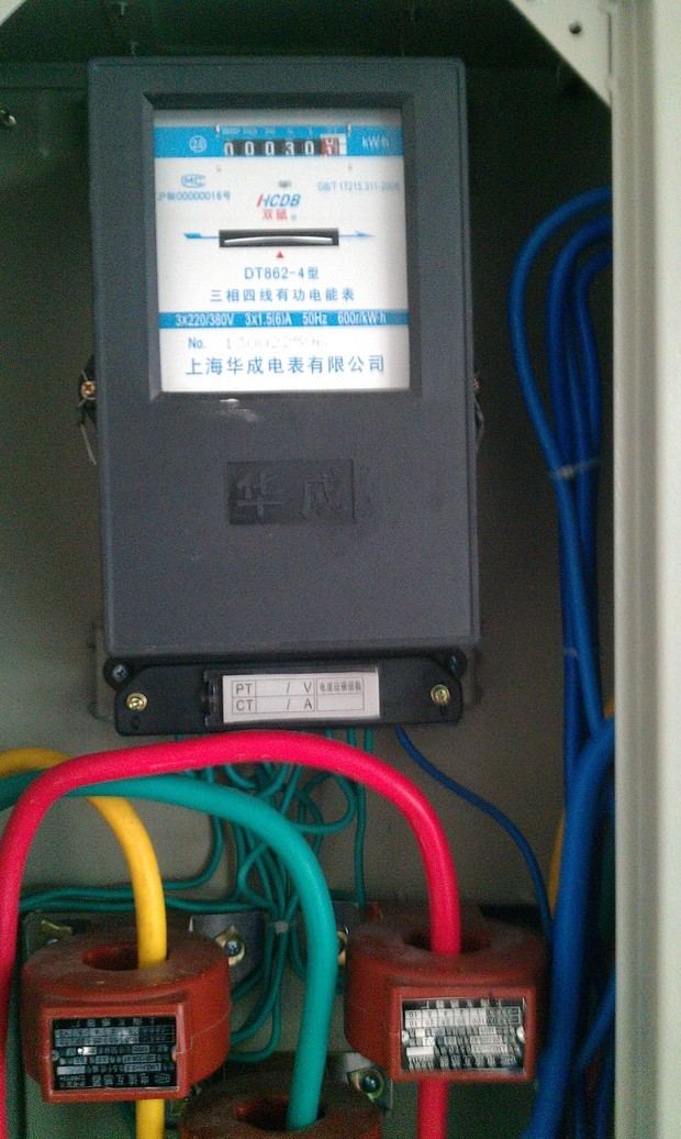 物理中多用电表倍率如何计算 万能表?不用计算倍率啊,直接看你调到哪个档上就有显示的。 三相电度表倍率如何计算 要看互感器的比数,比如200比5,就是40倍,读数差乘以40,就是实际度数! 如何计算电表倍率? 电表本身是没有倍率的。是直接读取的。但由于设备的规格很多,不可能每一种规格的设备都生产电表,那样有的电表体积就会做得很大,所以就有了互感器。电表的读数与互感器的倍率相匹配,在电表上标示出一次值的大小,这样一次值的大小就可以在电表上直接读取出来了。如一次电压是10KV,电压互感器是10/0.
