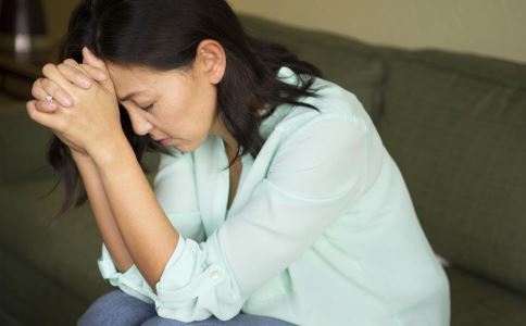 去闺蜜家随份子,她却死活不让我吃喜糖,瞥见婚