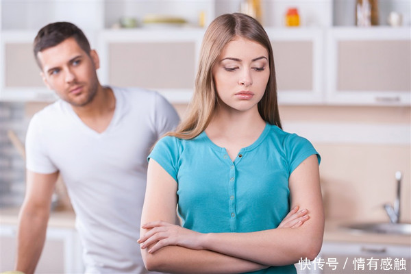 娘家回来看到老公在玩游戏,我从背后亲了下他,他说三字,我傻了