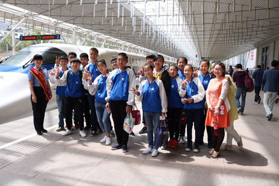 模的竞赛,题目中有个条件:相邻两列列车间距行