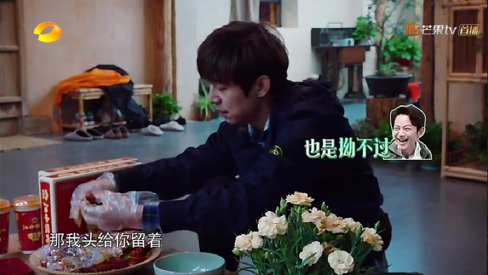 戚薇爱吃小龙虾的头何炅脱口而出8个字,能不能