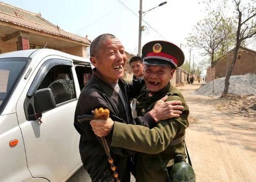 年的警卫员,为战友扫墓时,却意外发现了自己的